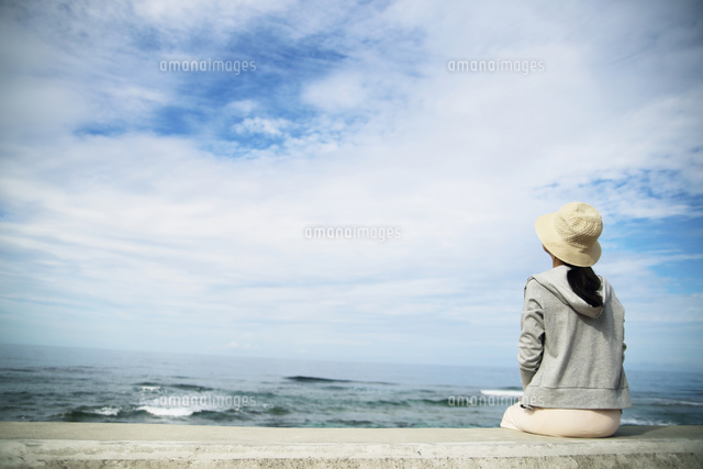 ビーチで青い空を見ている女性 の写真素材 イラスト素材 アマナイメージズ ビーチで青い空を見ている女性 の写真素材 イラスト素材 アマナイメージズ