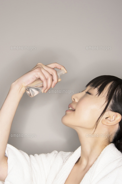 水スプレーを使用する女性 の写真素材 イラスト素材 アマナイメージズ