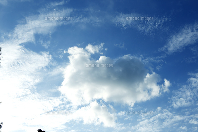 ドラマチックな雲と青い空 の写真素材 イラスト素材 アマナイメージズ