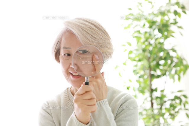 目元のシワを触っている老年の女性 の写真素材 イラスト素材 アマナイメージズ