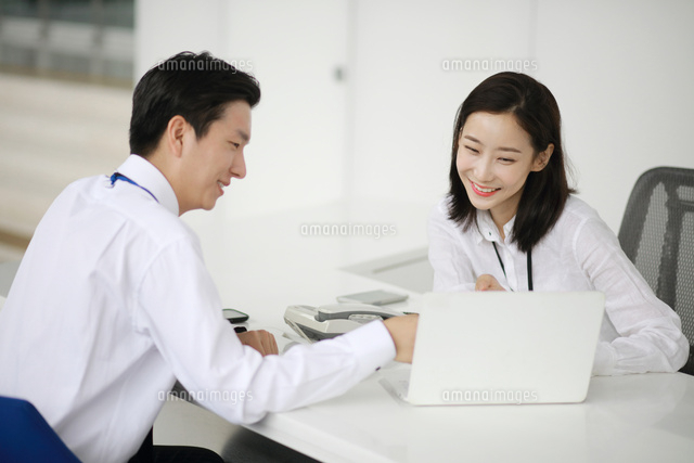 相談しているの自動車ディーラー の写真素材 イラスト素材 アマナイメージズ