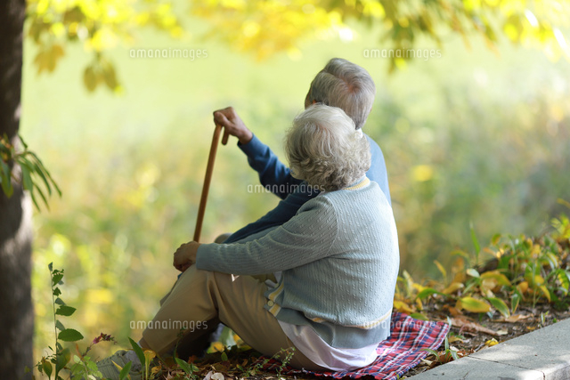 休憩している老夫婦 の写真素材 イラスト素材 アマナイメージズ