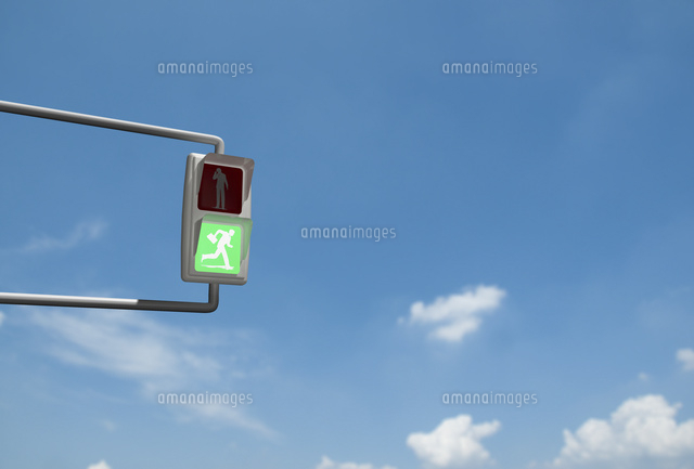 駆けるビジネスマンの映った青信号 の写真素材 イラスト素材 アマナイメージズ