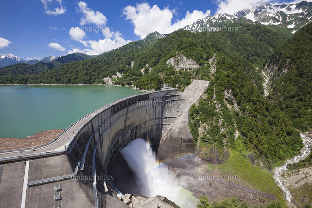 黒部ダムの放水と虹[10363001271]の写真・イラスト素材｜アマナイメージズ
