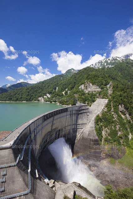黒部ダムの放水と虹[10363001271]の写真・イラスト素材｜アマナイメージズ