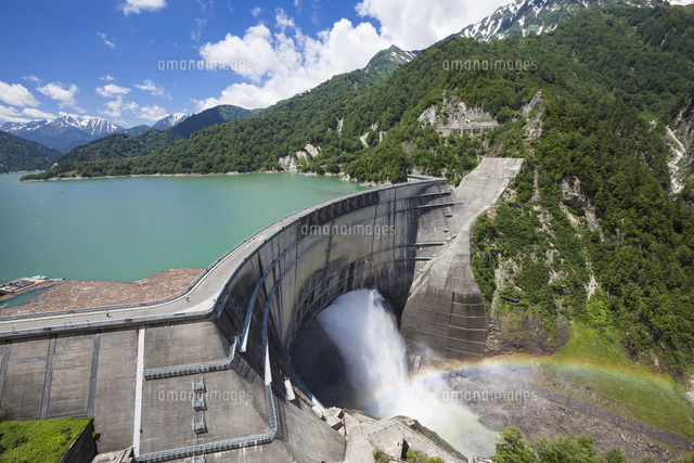 黒部ダムの放水と虹[10363001271]の写真・イラスト素材｜アマナイメージズ