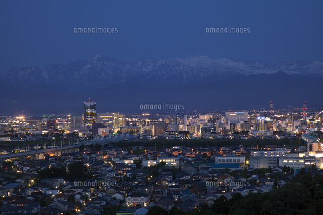 北陸新幹線富山駅と立山連峰の夜景[10363001694]の写真・イラスト素材