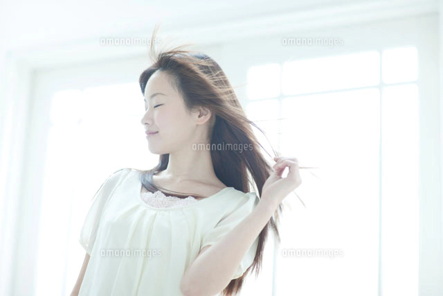 女性像横顔 髪をなびかせる若い日本人女性の横顔[10367000112]の写真・イラスト