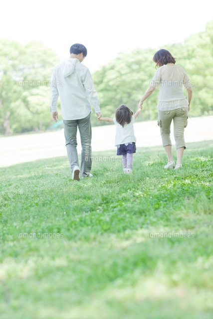 公園で手を繋いで歩く3人家族 の写真素材 イラスト素材 アマナイメージズ