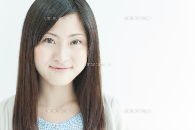 口を閉じて笑顔の若い女性 の写真素材 イラスト素材 アマナイメージズ