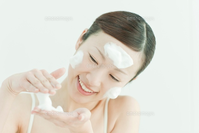 洗顔の泡を顔にのせる若い女性スキンケアイメージ の写真素材 イラスト素材 アマナイメージズ