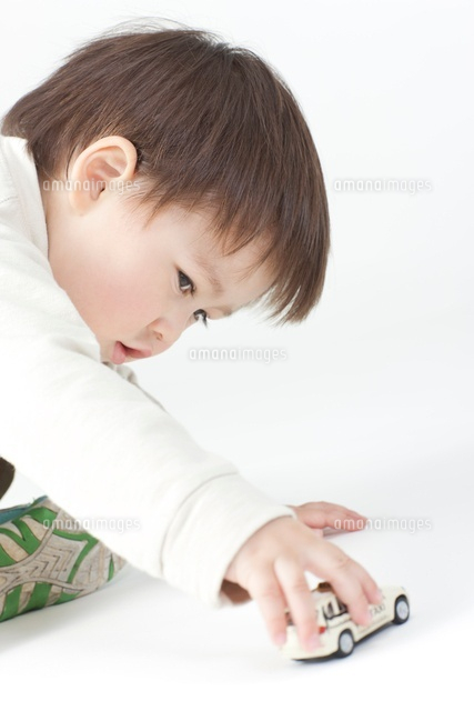 ミニカーで遊ぶ男の子 の写真素材 イラスト素材 アマナイメージズ