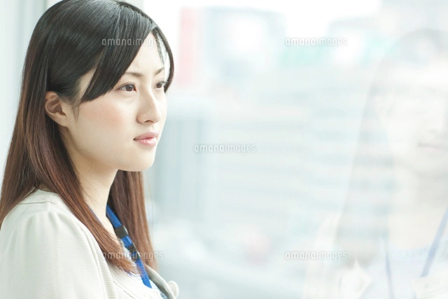 横顔の女性社員[10367001574]の写真・イラスト素材｜アマナイメージズ