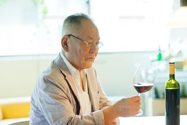 ワイングラスを見つめるシニア男性 の写真素材 イラスト素材 アマナイメージズ