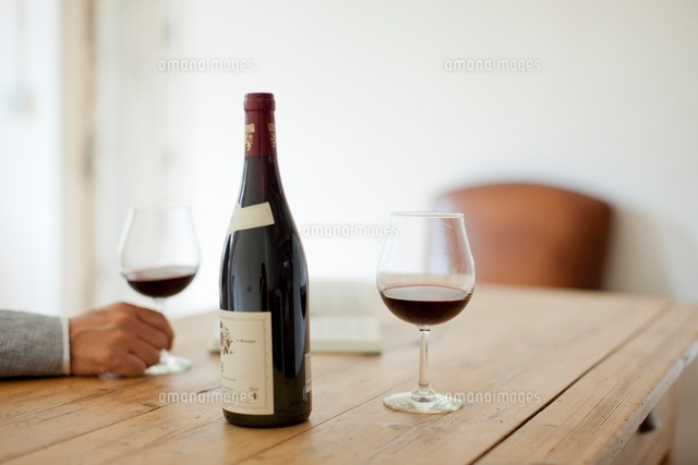 ワイングラスを持つ男性の手 の写真素材 イラスト素材 アマナイメージズ