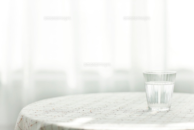 テーブルに置かれた水 の写真素材 イラスト素材 アマナイメージズ