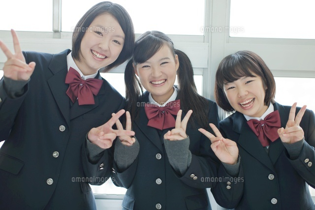 並んで立ちピースサインをする笑顔の女子校生 の写真素材 イラスト素材 アマナイメージズ 並んで立ちピースサインをする笑顔の女子校生 の写真素材 イラスト素材 アマナイメージズ