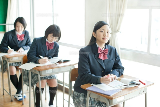 授業中先生の話を聞く女子校生 の写真素材 イラスト素材 アマナイメージズ