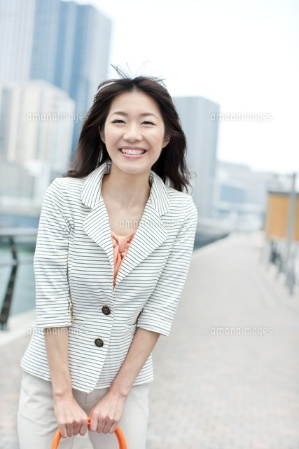 笑顔で挨拶するビジネスウーマン の写真素材 イラスト素材 アマナイメージズ