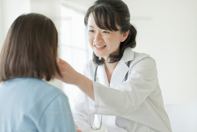 小学生と話す養護教諭 の写真素材 イラスト素材 アマナイメージズ