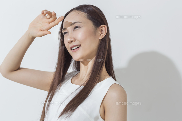 日差しを浴びる女性 の写真素材 イラスト素材 アマナイメージズ