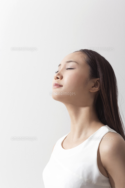 日差しを浴びる女性 の写真素材 イラスト素材 アマナイメージズ 日差しを浴びる女性 の写真素材 イラスト素材 アマナイメージズ