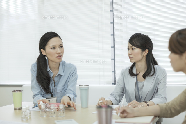 商品開発会議をするビジネスウーマン の写真素材 イラスト素材 アマナイメージズ