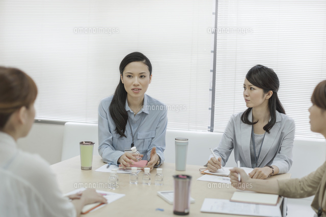 商品開発会議をするビジネスウーマン の写真素材 イラスト素材 アマナイメージズ