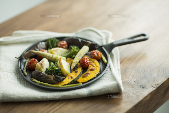 フライパンに入った焼き野菜 の写真素材 イラスト素材 アマナイメージズ