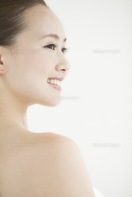 横顔の女性のスキンケアイメージ の写真素材 イラスト素材 アマナイメージズ