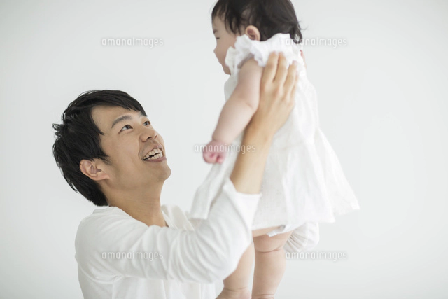 抱き上げるの写真素材 ストックフォト アマナイメージズ