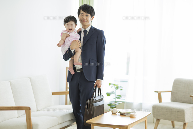 赤ちゃんを抱っこして出勤をする父親 の写真素材 イラスト素材 アマナイメージズ