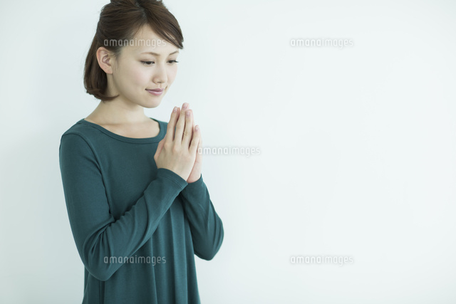 胸元で手を合わせる女性 の写真素材 イラスト素材 アマナイメージズ