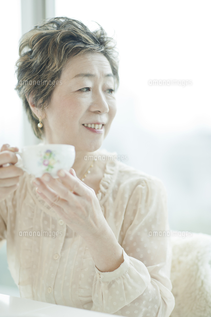 ティーカップを手に持つ中高年女性 の写真素材 イラスト素材 アマナイメージズ