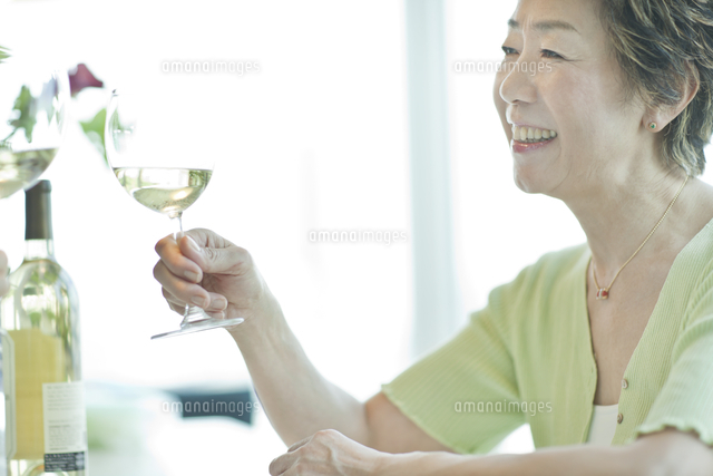 友達とテーブルでワインを飲む中高年女性 の写真素材 イラスト素材 アマナイメージズ