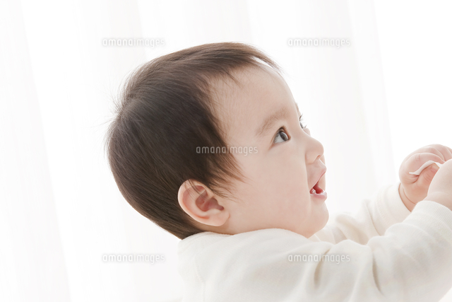 話しかける赤ちゃん の写真素材 イラスト素材 アマナイメージズ