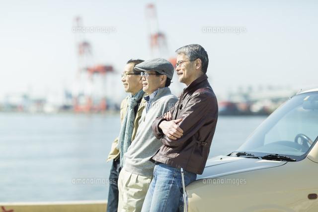 車に寄りかかるシニア男性 の写真素材 イラスト素材 アマナイメージズ