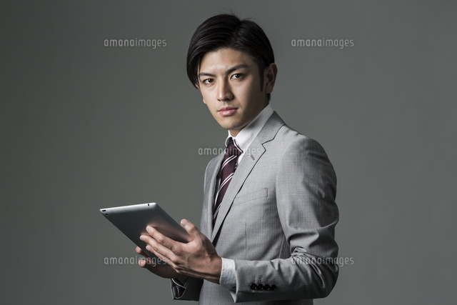タブレットPCを持つビジネスマン[10367007802]の写真・イラスト素材