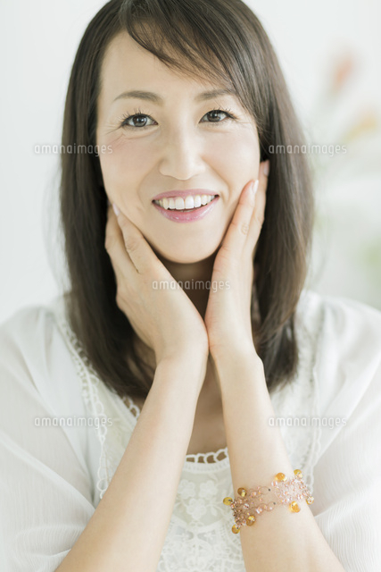 40代日本人女性の美容イメージ の写真素材 イラスト素材 アマナイメージズ