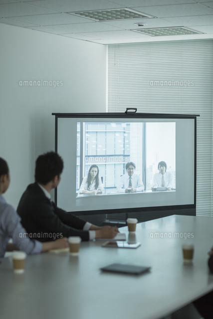 プロジェクターに映し出されたweb会議 の写真素材 イラスト素材 アマナイメージズ プロジェクターに映し出されたweb会議 の写真素材 イラスト素材 アマナイメージズ