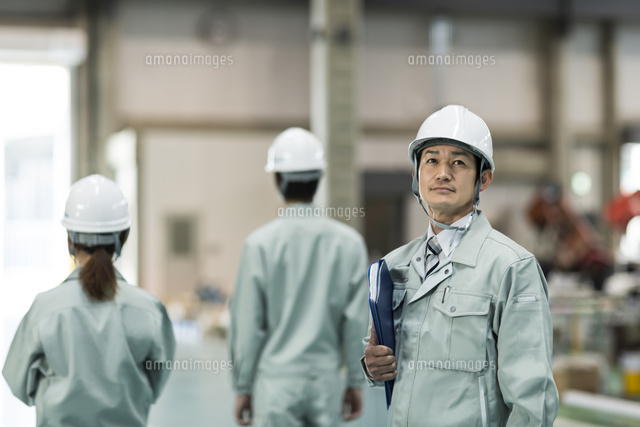 振り返る作業員男性 の写真素材 イラスト素材 アマナイメージズ