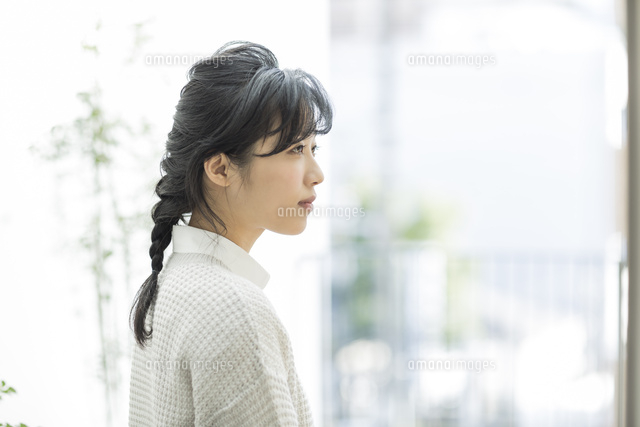 若い女性の横顔 の写真素材 イラスト素材 アマナイメージズ