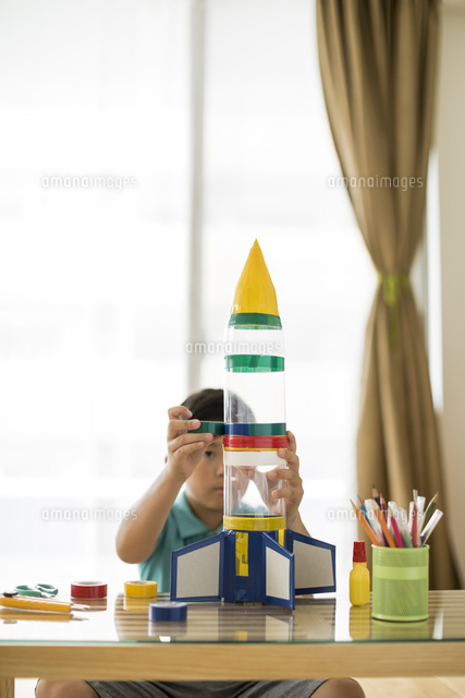 ペットボトルでロケットを作る男の子 の写真素材 イラスト素材 アマナイメージズ