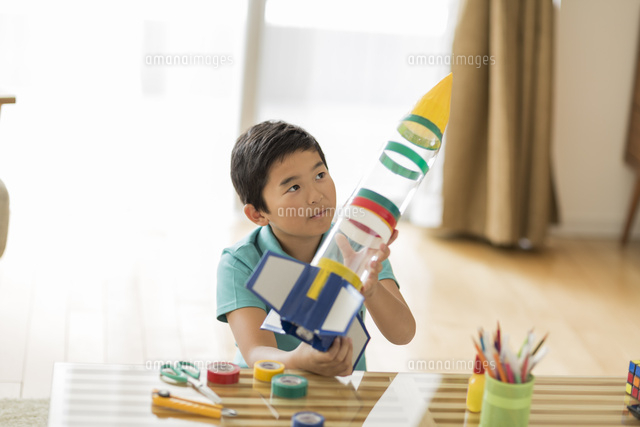 ペットボトルでロケットを作る男の子 の写真素材 イラスト素材 アマナイメージズ ペットボトルでロケットを作る男の子 の写真素材 イラスト素材 アマナイメージズ