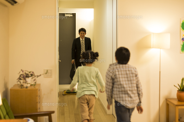 帰宅した父親に駆け寄る子供たち[10367009399]の写真・イラスト素材 