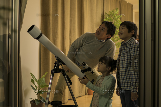 天体観測をする父親と子供たち の写真素材 イラスト素材 アマナイメージズ 天体観測をする父親と子供たち の写真素材 イラスト素材 アマナイメージズ