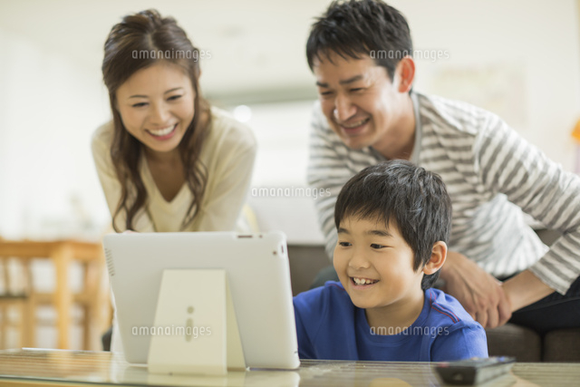 タブレットpcを楽しむ家族 の写真素材 イラスト素材 アマナイメージズ