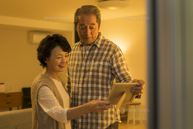 写真立てを手に取って見るシニア夫婦 の写真素材 イラスト素材 アマナイメージズ 写真立てを手に取って見るシニア夫婦 の写真素材 イラスト素材 アマナイメージズ