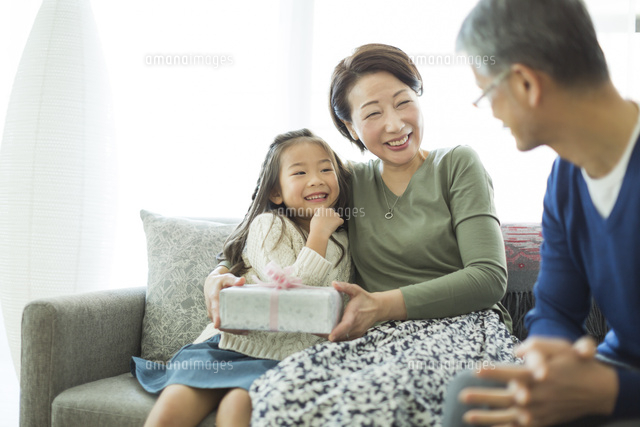孫からプレゼントを貰うシニア女性 の写真素材 イラスト素材 アマナイメージズ