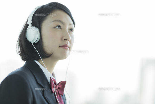 ヘッドフォンで音楽を聴く女子校生 の写真素材 イラスト素材 アマナイメージズ